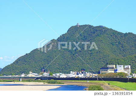 岐阜県岐阜市、長良川と金華山の風景 岐阜県岐阜市、長良川と金華山の風景 136391854