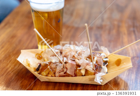 たこ焼きと生ビール 136391931