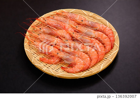 ザルに盛られた赤海老 136392007