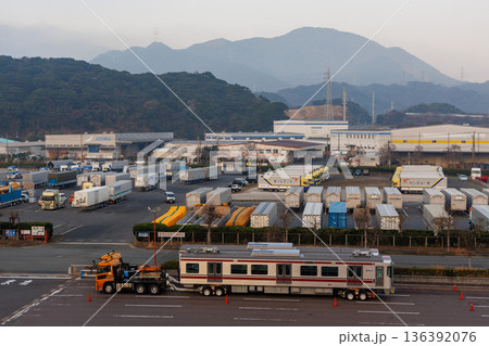 早朝の港で待機する西鉄9000形陸送トレーラー 早朝の港で待機する西鉄9000形陸送トレーラー 136392076