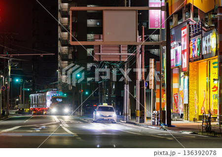 深夜の市街地を走る鉄道車両〜西鉄9000形トレーラー輸送 136392078