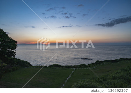 新潟　日没後の柏崎 恋人岬 136392397