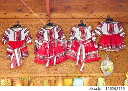ルーマニア、トランシルヴァニア地方、シナイア、民族衣装、観光土産、露店、カルパチアの真珠 136392586