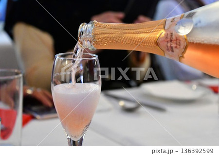 ルーマニア、トランシルヴァニア地方、シナイア、ワインセラー、テイスティング、試飲 136392599