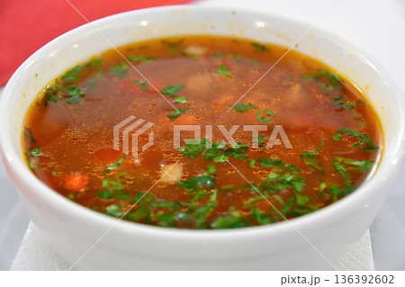 ルーマニア、トランシルヴァニア地方、シナイア、チョルバ・デ・プイ、チキンスープ 136392602