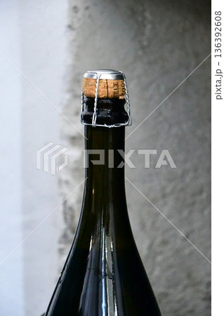 ルーマニア、トランシルヴァニア地方、シナイア、ワインセラー、コルクの栓をしたワインボトル 136392608