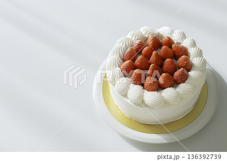 いちごたっぷりの手作りショートケーキ 白背景 コピースペース 136392739