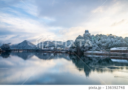犬山城と木曾川の雪景色 犬山城と木曾川の雪景色 136392748