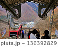 日本の栃木県の鬼怒川温泉ロープウェイと山頂のロープウェイ乗り場（紅葉の季節） 136392829