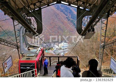 日本の栃木県の鬼怒川温泉ロープウェイと山頂のロープウェイ乗り場（紅葉の季節） 136392829