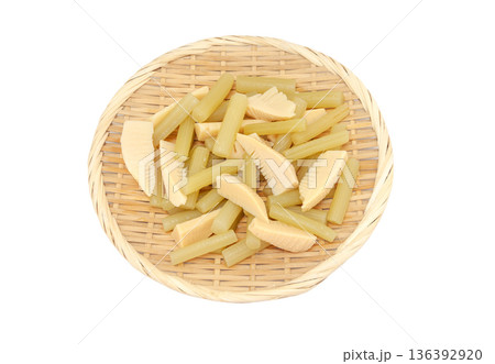 ザルに盛ったフキとタケノコの水煮、簡単調理用食材【白背景・切り抜き】 136392920