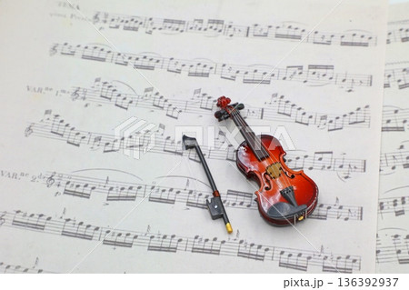 楽譜とミニチュアのヴァイオリン 136392937