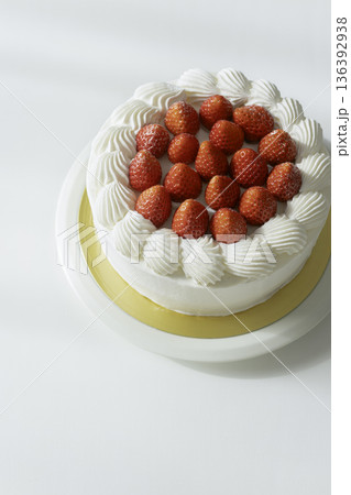 いちごたっぷりの手作りショートケーキ 白背景 余白あり 136392938