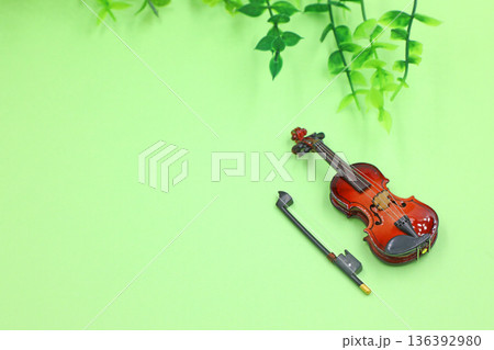 ミニチュアのヴァイオリン 音楽イメージ ミニチュアのヴァイオリン 音楽イメージ 136392980