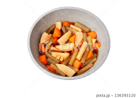 フキとタケノコとニンジンを煮るイメージ【白背景・切り抜き】 フキとタケノコとニンジンを煮るイメージ【白背景・切り抜き】 136393110