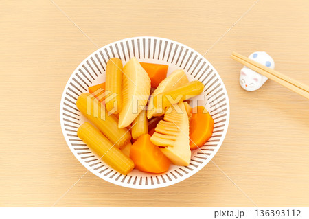 フキとタケノコとニンジンの煮物 136393112