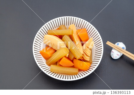 フキとタケノコとニンジンの煮物 136393113