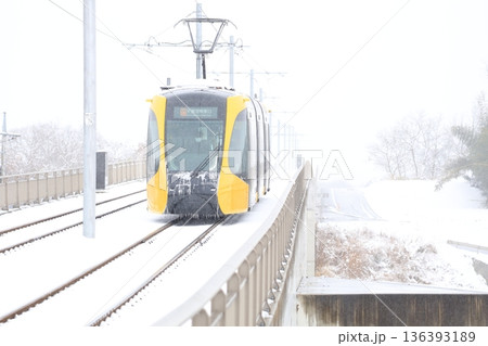 宇都宮ライトレールと真っ白な大雪 136393189
