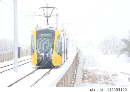 宇都宮ライトレールと真っ白な大雪 136393190