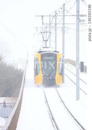 宇都宮ライトレールと真っ白な大雪 136393196