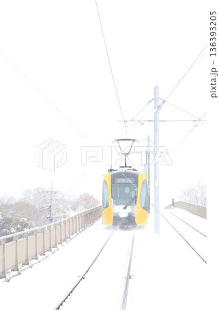 宇都宮ライトレールと真っ白な大雪 136393205