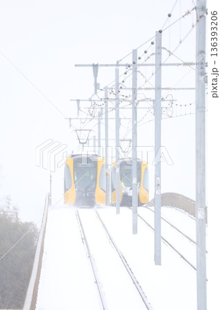 宇都宮ライトレールと真っ白な大雪 宇都宮ライトレールと真っ白な大雪 136393206