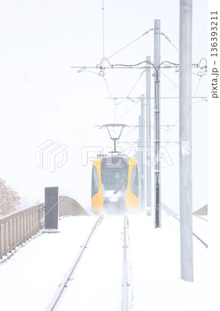 宇都宮ライトレールと真っ白な大雪 136393211