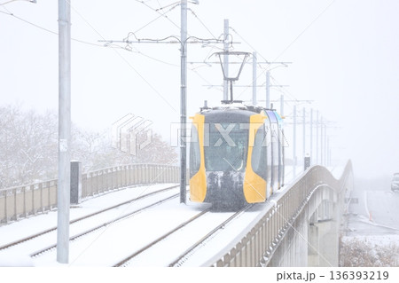 宇都宮ライトレールと真っ白な大雪 宇都宮ライトレールと真っ白な大雪 136393219