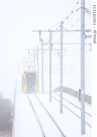 宇都宮ライトレールと真っ白な大雪 136393233