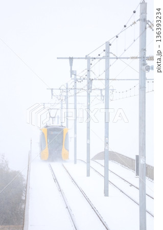 宇都宮ライトレールと真っ白な大雪 136393234