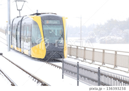 宇都宮ライトレールと真っ白な大雪 136393238