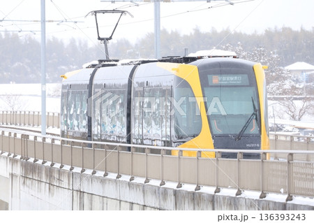 宇都宮ライトレールと真っ白な大雪 136393243