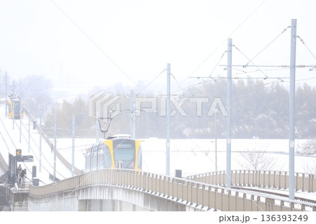 宇都宮ライトレールと真っ白な大雪 宇都宮ライトレールと真っ白な大雪 136393249