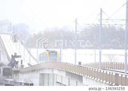 宇都宮ライトレールと真っ白な大雪 136393250
