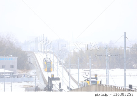 宇都宮ライトレールと真っ白な大雪 136393255
