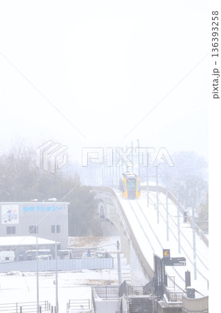 宇都宮ライトレールと真っ白な大雪 136393258