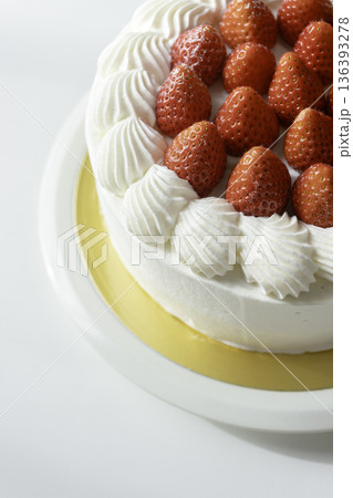 手作りいちごショートケーキのクローズアップ 白背景 余白あり 手作りいちごショートケーキのクローズアップ 白背景 余白あり 136393278