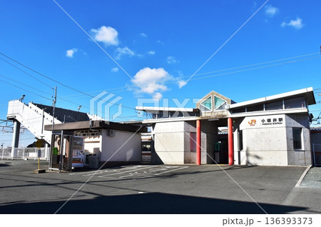 豊橋市 飯田線小坂井駅と青空 豊橋市 飯田線小坂井駅と青空 136393373