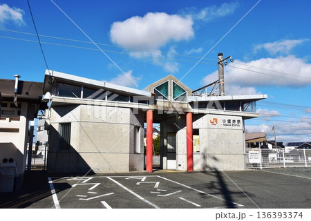 豊橋市 飯田線小坂井駅と青空 豊橋市 飯田線小坂井駅と青空 136393374