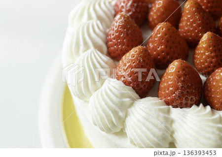 いちごショートケーキのクローズアップ 生クリームの絞りと苺の質感 いちごショートケーキのクローズアップ 生クリームの絞りと苺の質感 136393453