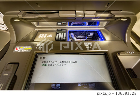銀行のATM 136393528