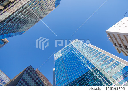 高層ビルを見上げるオフィス街の風景 高層ビルを見上げるオフィス街の風景 136393706