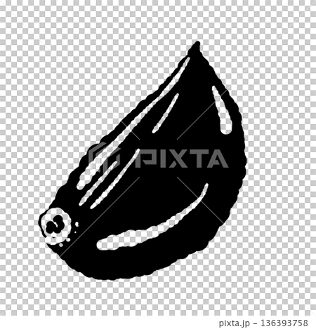 皮をむいたにんにくの一片のモノクロイラスト 新鮮な粒のシルエット素材 136393758
