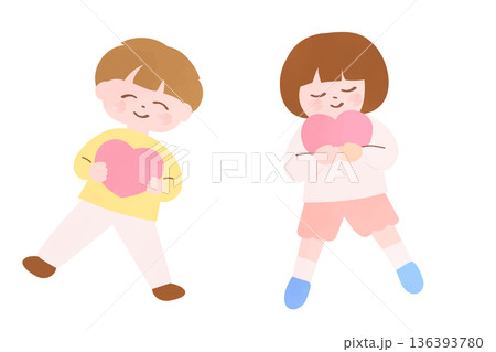 ハートを抱きしめる男の子と女の子｜愛に満ちた子供たち 136393780