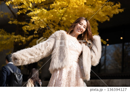 紅葉の公園を歩く女性 紅葉の公園を歩く女性 136394127
