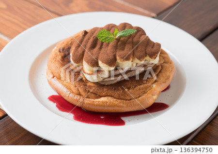 ティラミス風パンケーキ ココアパウダーとバナナ添え ティラミス風パンケーキ ココアパウダーとバナナ添え 136394750