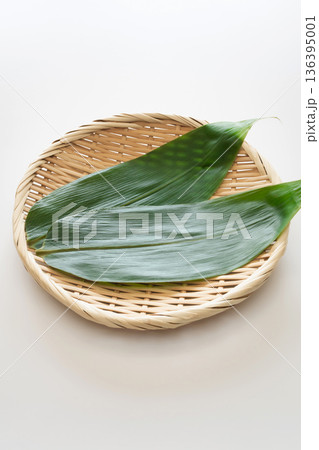 白背景に笹の葉とざる 食品の背景素材 白背景に笹の葉とざる 食品の背景素材 136395001