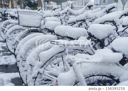雪の積もる自転車 136395258