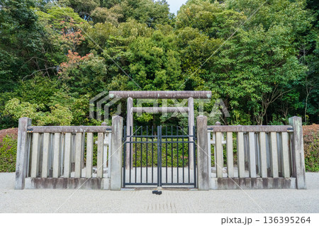 京都市東山区　第六十六代　一条天皇皇后定子鳥戸野陵 136395264