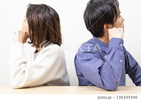 喧嘩をするミドル世代の夫婦 136395400